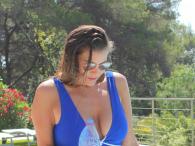 Imogen Thomas w niebieskim stroju kąpielowym